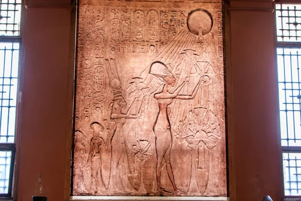 Kair, Egipt, 25.05.2018 wewnątrz Muzeum Starożytności Egiptu obszerny zbiór starożytnych kompozycji — Zdjęcie stockowe