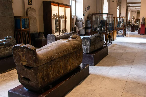 El Cairo, Egipto, 25.05.2018 dentro del Museo de Antigüedades Egipcias, hogar de una extensa colección de obras de arte antiguas —  Fotos de Stock