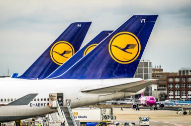 Frankfurt Almanya 23.02.19 Lufthansa Airbus çift motorlu jet yolcu uçağı ayakta fraport havaalanında uçuş için bekliyor