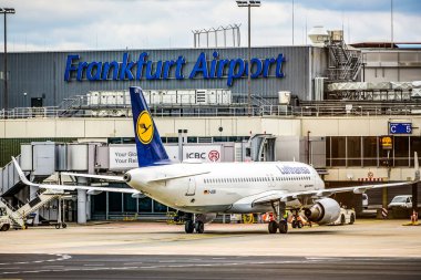 Frankfurt Almanya 23.02.19 Lufthansa Airbus çift motorlu jet yolcu uçağı ayakta fraport havaalanında uçuş için bekliyor