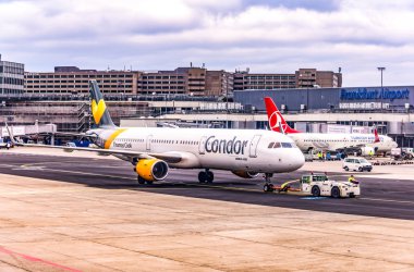 Frankfurt Almanya 23.02.19 Condor Airbus çift motorlu jet yolcu uçağı ayakta fraport havaalanında uçuş için bekliyor