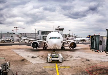 Frankfurt Almanya, 23.02.2019 Air China Airbus çift motorlu jet yolcu uçağı ayakta havaalanında uçuş için bekliyor