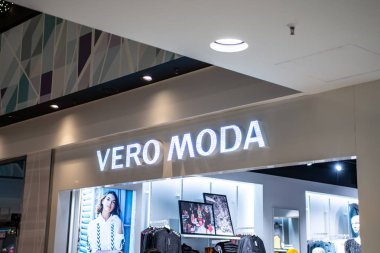 Koblenz Almanya 15.12.2018 Vero Moda, şehrin kalbinde lüks alışveriş merkezinde logo depolamak