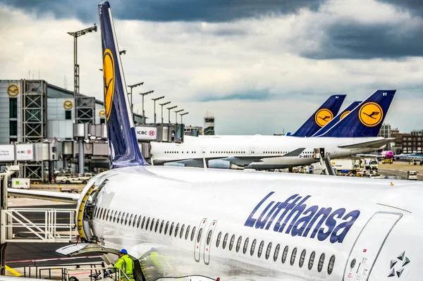 Frankfurt Almanya 23.02.19 Lufthansa Airbus çift motorlu jet yolcu uçağı ayakta fraport havaalanında uçuş için bekliyor