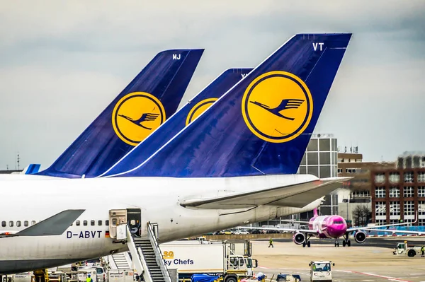 Frankfurt Alemania 23.02.19 Lufthansa Airbus avión de dos motores en el aeropuerto de Fraport esperando el vuelo — Foto de Stock