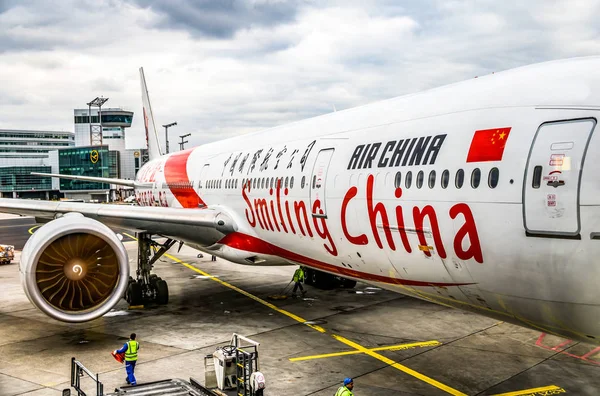 Frankfurt Alemanha, 23.02.2019 Air China Airbus avião a jato bimotor de pé no aeroporto à espera de voo — Fotografia de Stock