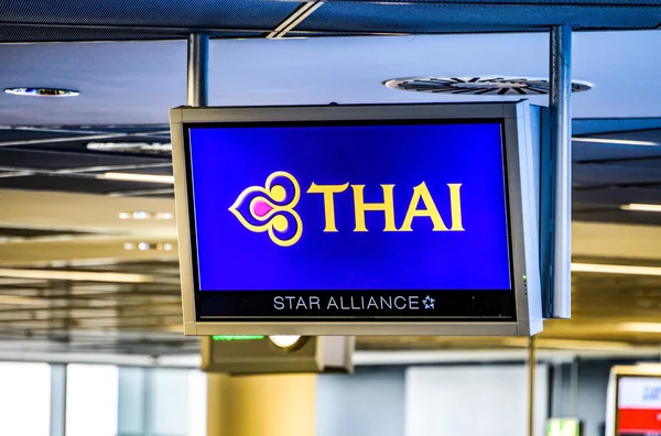 Frankfurt nad Menem, Niemcy, 23.02.2019 zbliżenie tajski Airways logo na wyświetlaczu Lotnisko — Zdjęcie stockowe