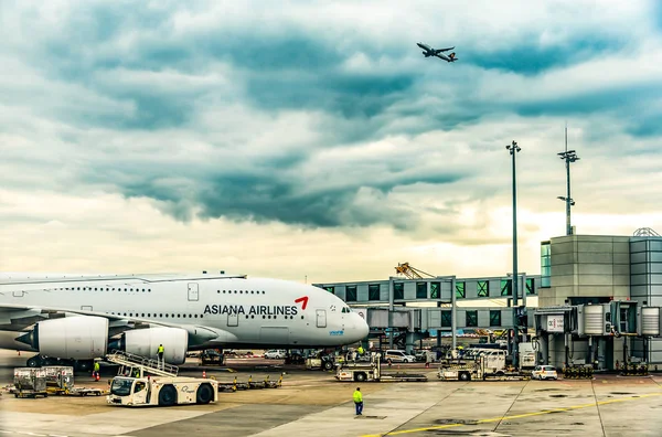 Frankfurt Alemania 23.02.19 Aerolíneas Asiana Airbus avión de pasajeros en el aeropuerto de Fraport esperando el vuelo — Foto de Stock