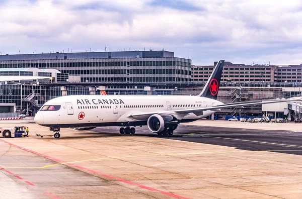 Frankfurt nad Menem, Niemcy, 23.02.2019 Air Kanada Airbus dwusilnikowy samolot stoi na lotnisku, czekając na lot jet — Zdjęcie stockowe