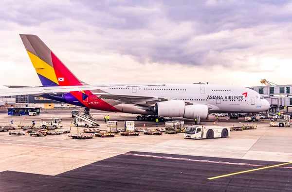 Frankfurt Alemania 23.02.19 Aerolíneas Asiana Airbus avión de pasajeros en el aeropuerto de Fraport esperando el vuelo — Foto de Stock