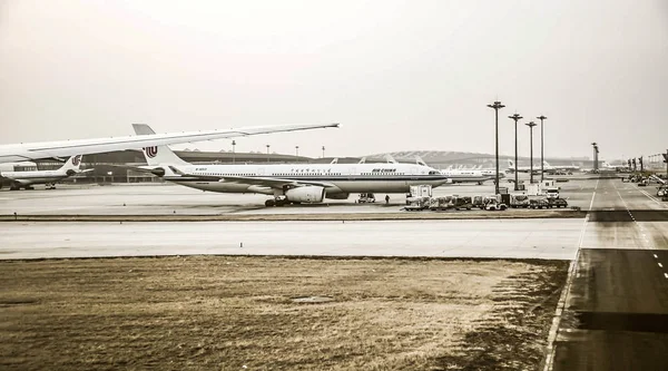 Двухмоторный реактивный лайнер Airbus авиакомпании Air China стоит в аэропорту в ожидании рейса — стоковое фото