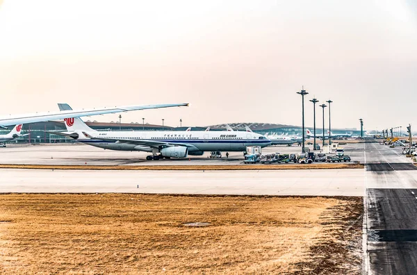 Двухмоторный реактивный лайнер Airbus авиакомпании Air China стоит в аэропорту в ожидании рейса — стоковое фото