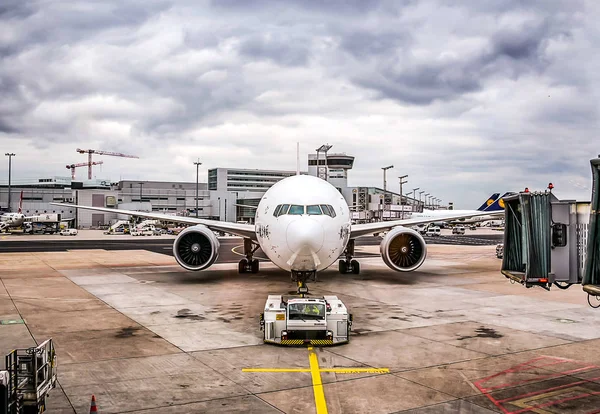 Франкфурт Германия, 23.02.2019 Авиакомпания Air China Airbus - двухмоторный реактивный лайнер, стоящий в аэропорту в ожидании рейса — стоковое фото