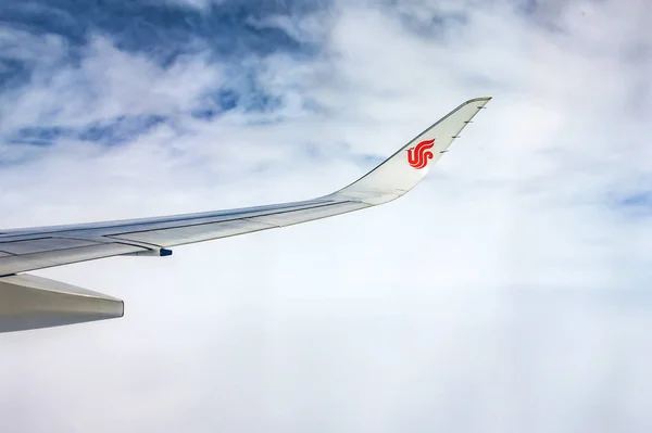中国空、赤いウイングレット青い空雲に飛行機の翼を空気します。 — ストック写真