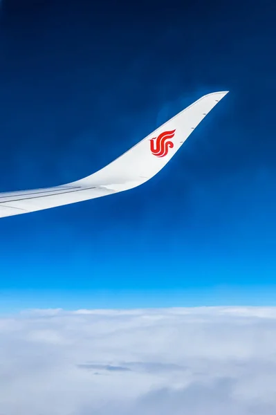 Air China ala del avión en el cielo rojo ala azul cielo nubes — Foto de Stock