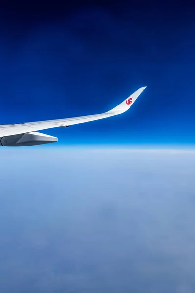 중국 날개 하늘 빨간 winglet 푸른 하늘 구름에 비행기의 공기 — 스톡 사진