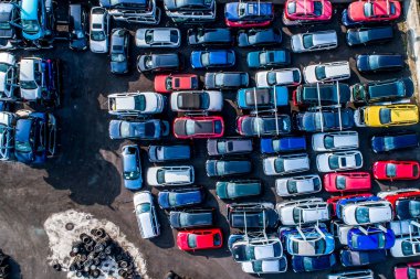 Varlık önce scrapyard kazasında ezilmiş arabalar satırlık recyling rendelenmiş