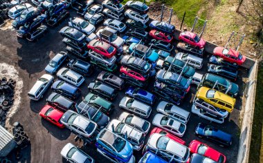 Varlık önce scrapyard kazasında ezilmiş arabalar satırlık recyling rendelenmiş