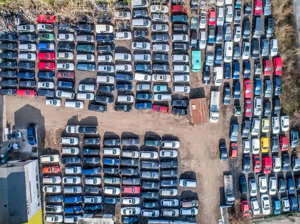 Lijnen van geplette auto's wrak in sloop voordat zij versnipperd recyling — Stockfoto