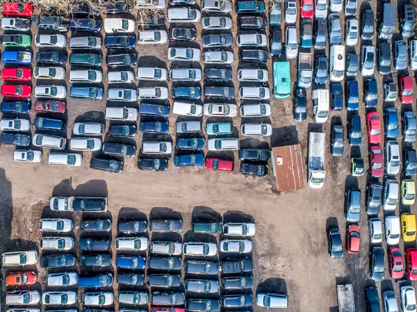 Lijnen van geplette auto's wrak in sloop voordat zij versnipperd recyling — Stockfoto