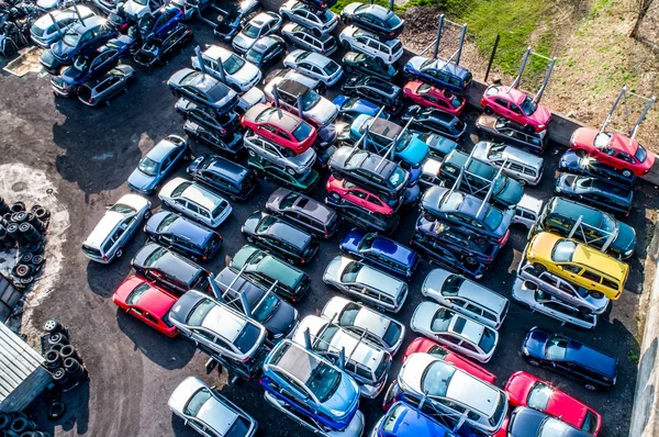 Lijnen van geplette auto's wrak in sloop voordat zij versnipperd recyling — Stockfoto