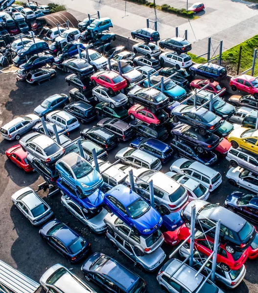 Varlık önce scrapyard kazasında ezilmiş arabalar satırlık recyling rendelenmiş