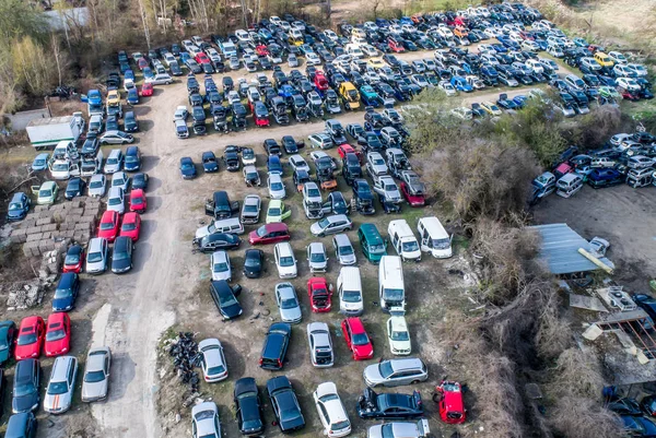 Lijnen van geplette auto's wrak in sloop voordat zij versnipperd recyling — Stockfoto