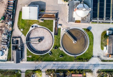 Modern endüstriyel kanalizasyon arıtma tesisi Ren nehrinin yanında havadan görünümü