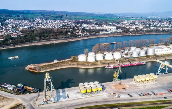 Andernach deutschland 31.03.2019 industrieller hafen in andernach am rhein mit stoffgebäuden — Stockfoto