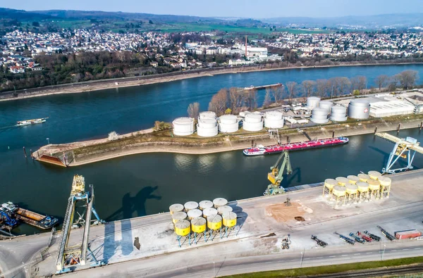 Andernach Germania 31.03.2019 porto industriale di andernach sul fiume Reno con edifici in tessuto — Foto Stock