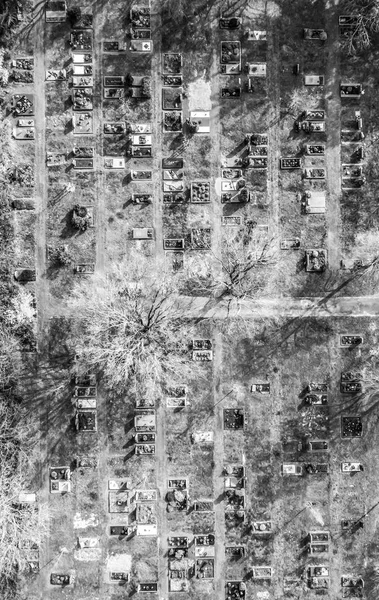 Luchtfoto drone weergave van een kerk kerkhof begraafplaats Duitsland zwart-wit — Stockfoto