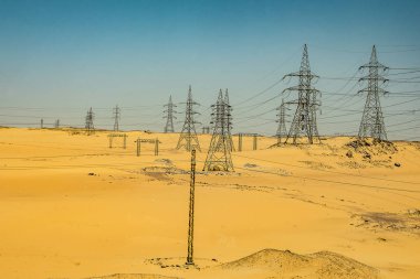 Havadan görünüm Yüksek gerilim metal direğine. Yüksek gerilim kulesi Top view çöl manzara mısır assuan