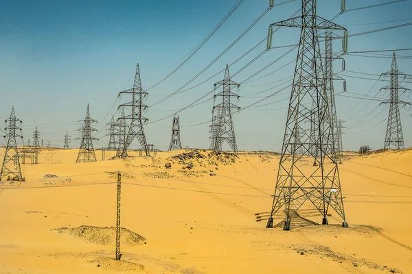 Vzdušné zobrazení vysokonapěťové kovové stanoviště. Vysokonapěťové věže Top pohled pouštní krajina Egypt assuan — Stock fotografie