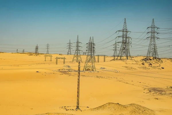 Vzdušné zobrazení vysokonapěťové kovové stanoviště. Vysokonapěťové věže Top pohled pouštní krajina Egypt assuan — Stock fotografie