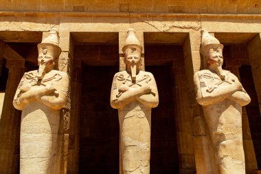 Mısır'da Luxor yakınlarındaki kadın firavun Hatchepsut antik tapınak