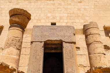 Mısır'da Luxor yakınlarındaki kadın firavun Hatchepsut antik tapınak