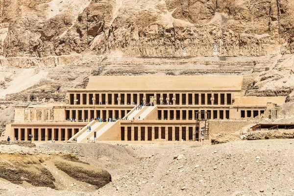 Luxor Égypte 18.05.2018 Le temple antique du pharaon femelle Hatchepsout près de Louxor en Égypte — Photo