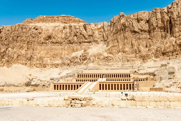 O antigo templo do faraó fêmea Hatchepsut perto de Luxor, no Egito — Fotografia de Stock