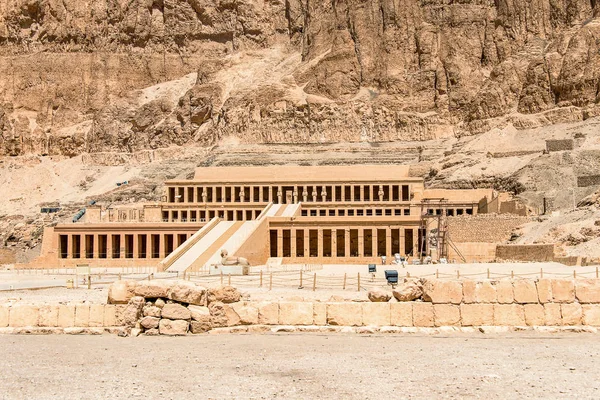 El antiguo templo de la hembra faraón Hatchepsut cerca de Luxor en Egipto —  Fotos de Stock
