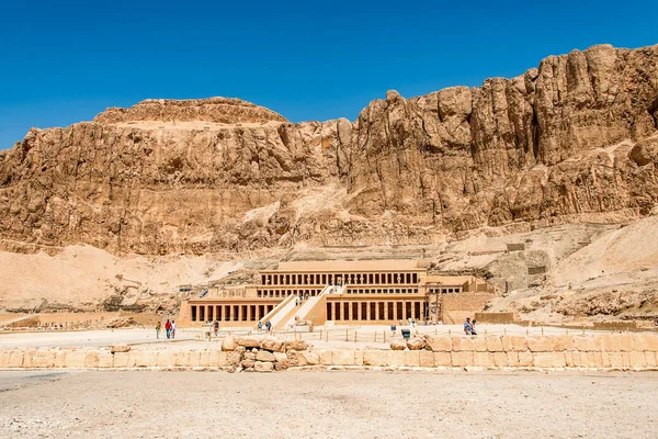 Luxor Egipto 18.05.2018 El templo antiguo de la mujer faraón Hatchepsut cerca de Luxor en Egipto — Foto de Stock