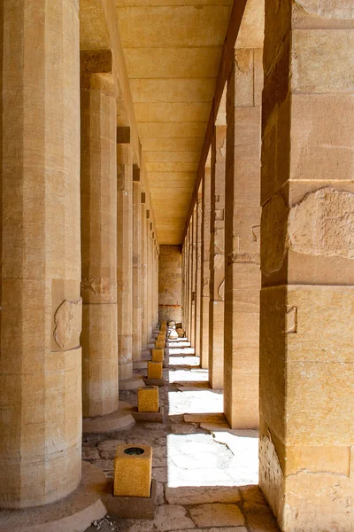 Mısır'da Luxor yakınlarındaki kadın firavun Hatchepsut antik tapınak — Stok fotoğraf