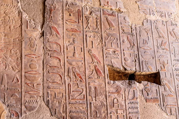 Mısır'da Luxor yakınlarındaki kadın firavun Hatchepsut antik tapınak — Stok fotoğraf