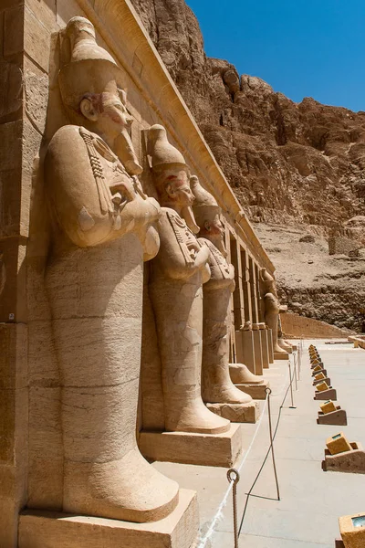 O antigo templo do faraó fêmea Hatchepsut perto de Luxor, no Egito — Fotografia de Stock