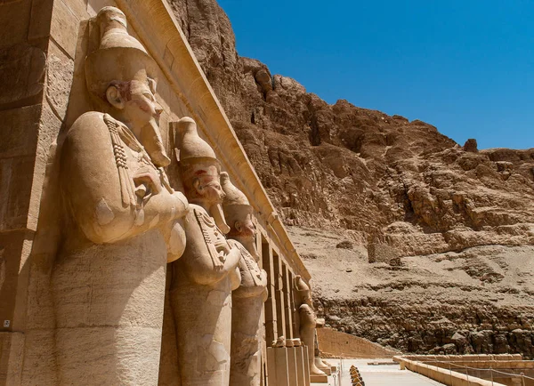 O antigo templo do faraó fêmea Hatchepsut perto de Luxor, no Egito — Fotografia de Stock