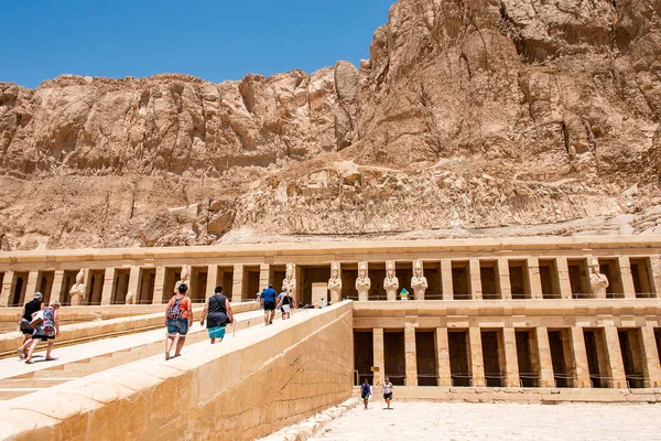 Luxor Egipto 18.05.2018 El templo antiguo de la mujer faraón Hatchepsut cerca de Luxor en Egipto — Foto de Stock