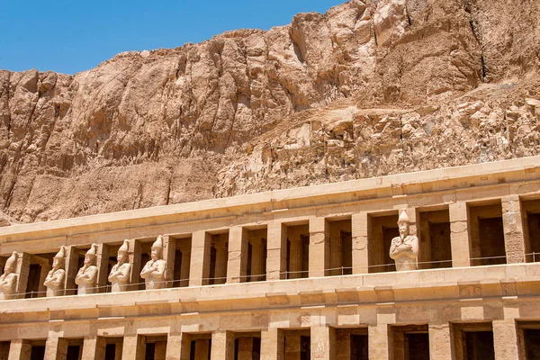 O antigo templo do faraó fêmea Hatchepsut perto de Luxor, no Egito — Fotografia de Stock