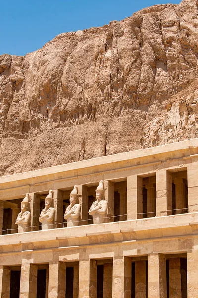 O antigo templo do faraó fêmea Hatchepsut perto de Luxor, no Egito — Fotografia de Stock