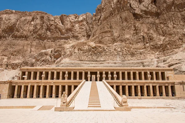 Le temple antique de pharaon femelle Hatchepsout près de Louxor en Egypte — Photo