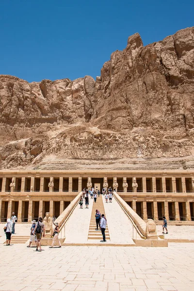 Luxor Egipto 18.05.2018 El templo antiguo de la mujer faraón Hatchepsut cerca de Luxor en Egipto — Foto de Stock