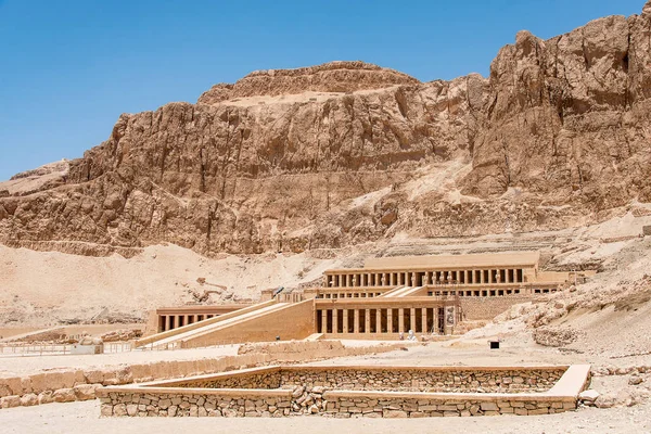 O antigo templo do faraó fêmea Hatchepsut perto de Luxor, no Egito — Fotografia de Stock